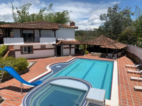 22 personas. Piscina jacuzzi -climatizado. Bar.bbq, Guatape